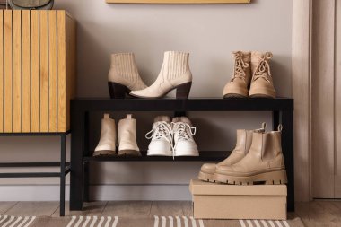 Kış botlarıyla koridorda dur.