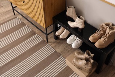 Kış botlarıyla koridorda dur.