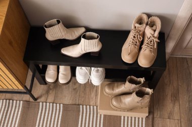 Koridorda kışın giyilen botlarla dur.