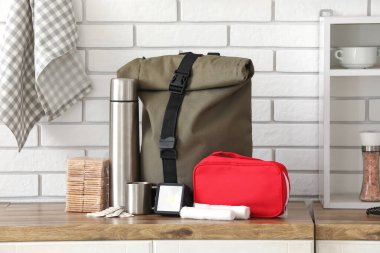 Mutfaktaki acil durum çantasının üzerinde gerekli şeyler var.