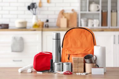 Mutfaktaki masada portakal rengi acil durum çantası.