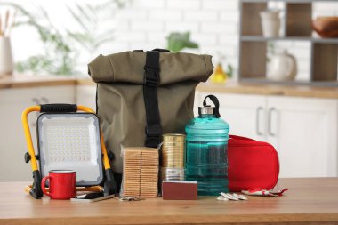 Mutfaktaki masada acil durum çantasının içinde gerekli şeyler var.