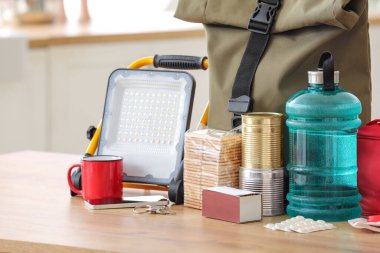 Mutfaktaki masada acil durum çantası, yakın plan.