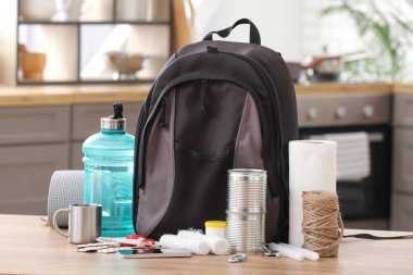 Mutfaktaki masada acil durum çantasının içinde gerekli şeyler var.