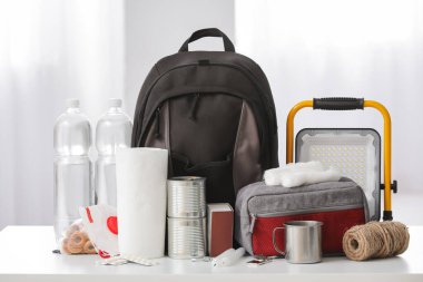 Odada acil durum çantası ve gerekli şeyler var.