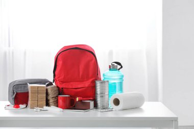 Kırmızı acil durum çantası. Odada gerekli şeyler var.