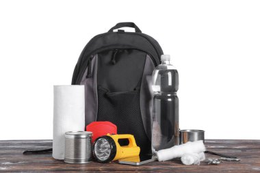 Beyaz arka planda acil durum çantasına ihtiyaç var.