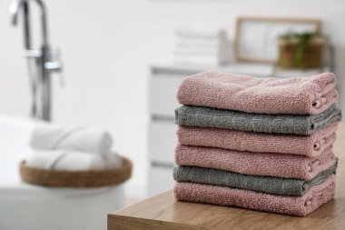 Tablo banyoda temiz havlu yığını