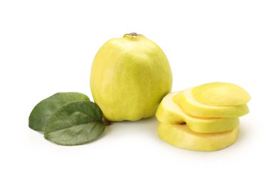 Beyaz arka planda kesilmiş parçalar ve yapraklarla tatlı olgun ayva