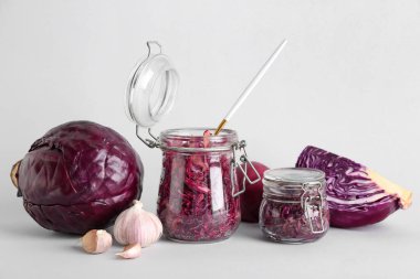 Gri arka planda sarımsaklı lezzetli kırmızı lahana turşusu.