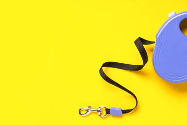 Sarı arka planda geri çekilebilir köpek tasması