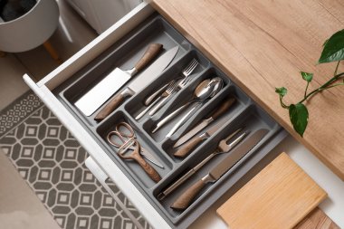 Mutfakta çatal bıçak takımı olan açık çekmece, üst manzara.