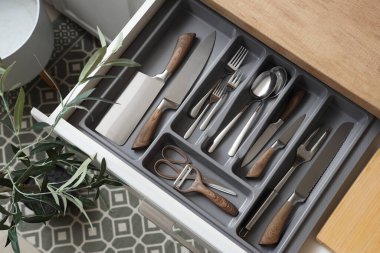 Mutfakta çatal bıçak takımı olan açık çekmece, üst manzara.