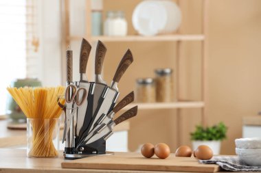 Mutfaktaki masada yumurtalı ve makarnalı bıçak seti.