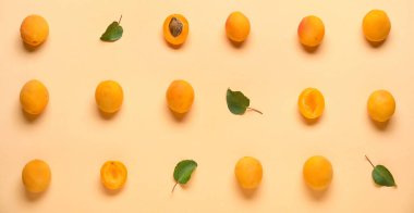 Bej arka planda bir sürü olgun kayısı