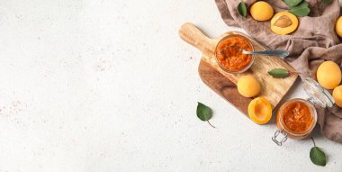 Açık arkaplanda lezzetli kayısı reçeli ve metin için boşluk