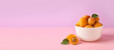 Renkli arka planda lezzetli kayısılar ve metin için yer var.