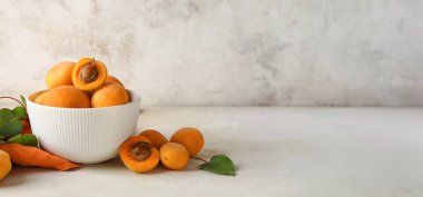 Hafif grunge arkaplan üzerinde lezzetli olgun kayısılar ve metin için boşluk