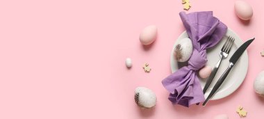 Pembe arkaplanda paskalya kutlaması için metin ve üst görünüm için masa ayarları