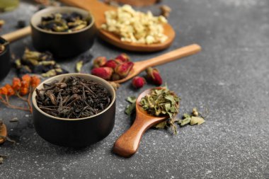 Siyah grunge arka planda kuru siyah çay ile kase, yakın plan