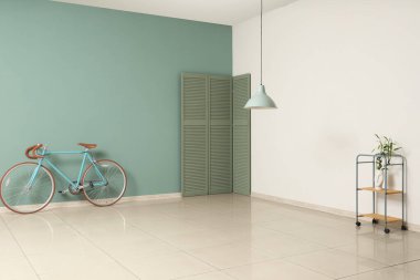 Katlanan ekran ve bisikleti olan büyük odanın görüntüsü