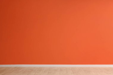 Boş odadaki turuncu duvar görüntüsü