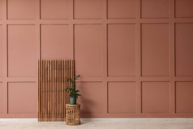 Masaya ve büyük odada kahverengi duvarın yanına serpiştir.