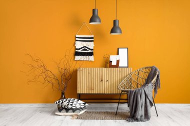 Klozeti, koltuğu ve lambaları olan şık bir oda.