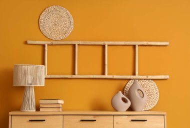 Ahşap klozet ve merdiveni olan şık bir oda.