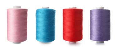 Beyaz arkaplanda renkli iplik makaraları kümesi