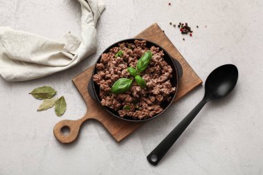 Kavrulmuş tava, fesleğen, körfez yaprakları ve grunge arka planda biber.