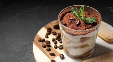 Koyu arkaplanda tatlı tiramisu ile cam metin için boşluk, yakın plan