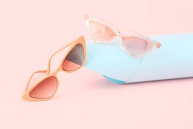 Renkli arkaplanda şık güneş gözlükleri