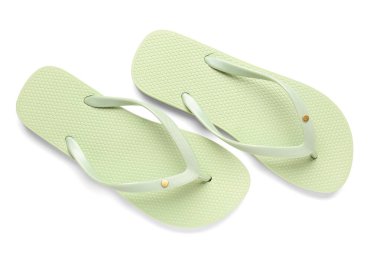 Beyaz arka planda yeşil kadın terlikleri