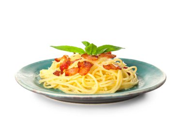 Beyaz arka planda lezzetli makarna tabağı.