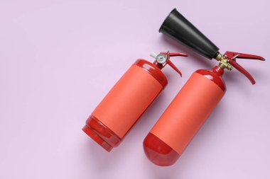 Leylak arkaplanda yangın söndürücüler