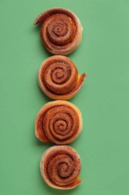 Yeşil arka planda lezzetli tarçınlı rulo