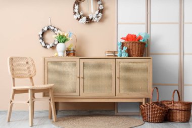 Paskalya için dekore edilmiş odanın içi sandalye, klozet ve katlanır ekran ile süslenmiş.