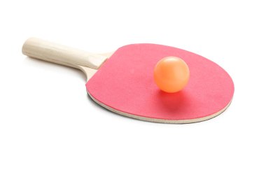 Kırmızı masa tenisi raketi ve top beyaz arka planda izole, yakın plan