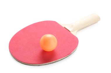 Kırmızı masa tenisi raketi ve top beyaz arka planda izole, yakın plan