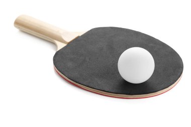 Siyah masa tenisi raketi ve top beyaz arka planda izole, yakın plan