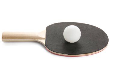 Siyah masa tenisi raketi ve top beyaz arka planda izole, yakın plan