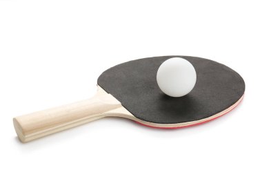 Siyah masa tenisi raketi ve top beyaz arka planda izole, yakın plan