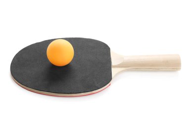Siyah masa tenisi raketi ve top beyaz arka planda izole, yakın plan