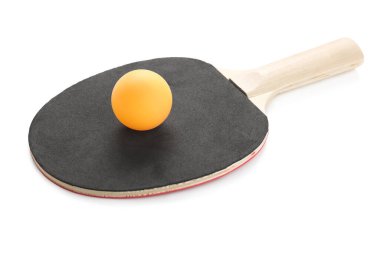 Siyah masa tenisi raketi ve top beyaz arka planda izole, yakın plan
