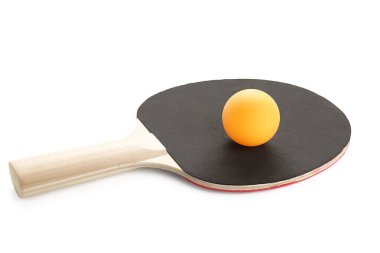 Siyah masa tenisi raketi ve top beyaz arka planda izole, yakın plan