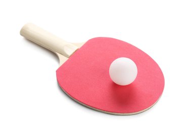 Kırmızı masa tenisi raketi ve top beyaz arka planda izole, yakın plan