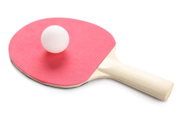 Kırmızı masa tenisi raketi ve top beyaz arka planda izole, yakın plan
