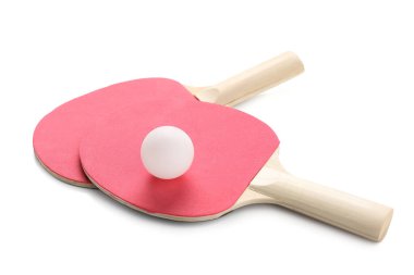 Masa tenisi raketleri ve top beyaz arka planda izole, yakın plan