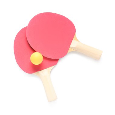 Kırmızı masa tenisi raketleri ve top beyaz arka planda izole edilmiş.